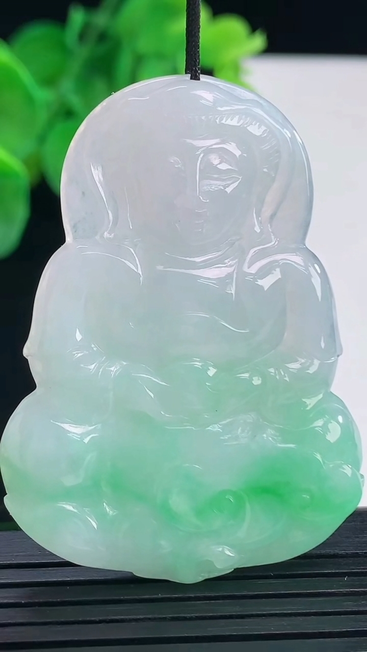 天然A货翡翠观音菩萨吊坠尺寸52-38-5.4重量:18.74g
4月7日