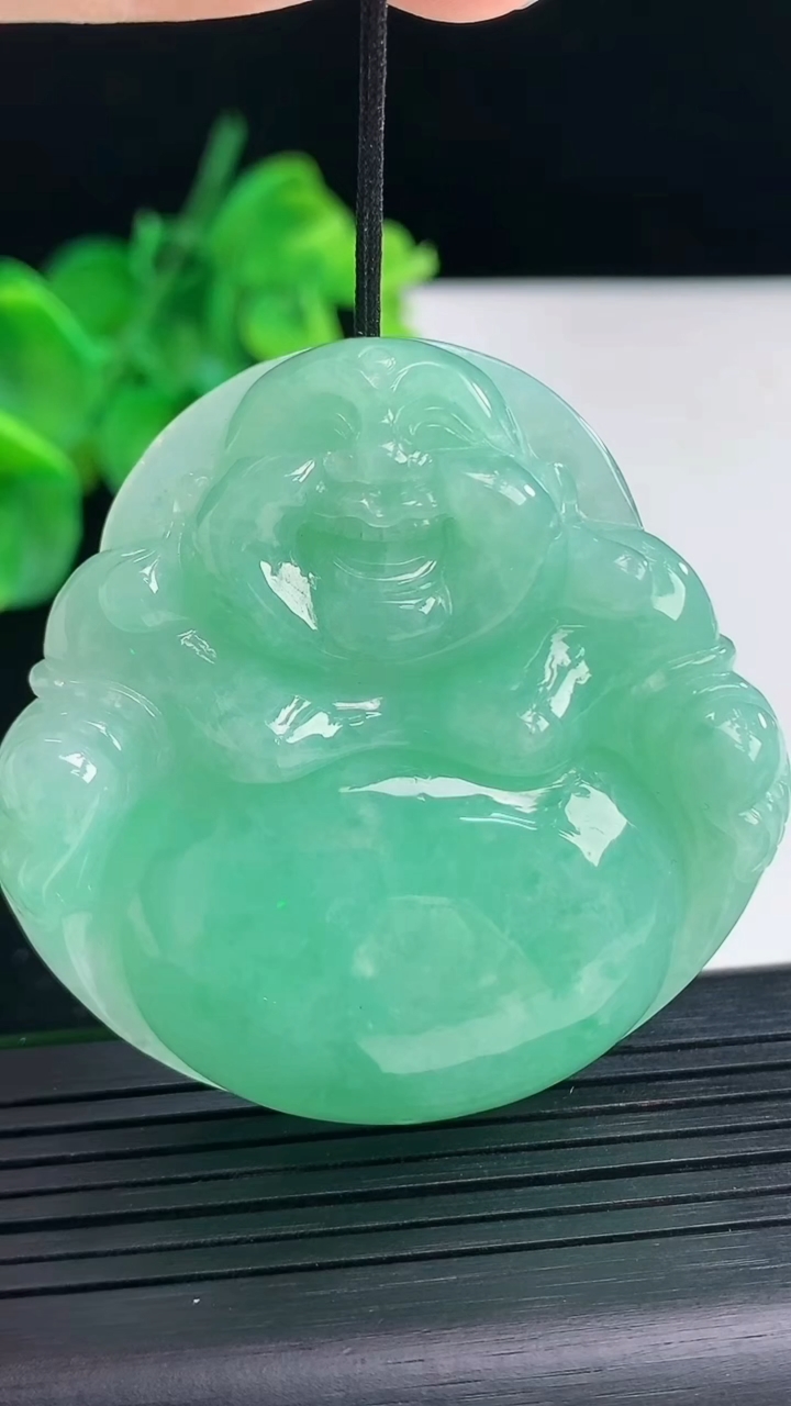 天然A货翡翠佛公吊坠尺寸50.4-51-11.4重量:48.39g
4月7日