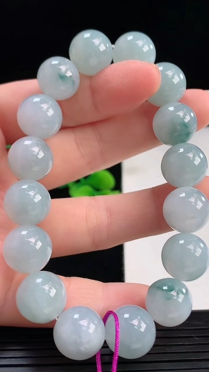 天然A货翡翠飘花圆珠手串尺寸12.3-16颗重量:52.06g4月7日
工厂直销收藏佳品,种好水足，色泽均匀，有种有色，上手高大气！