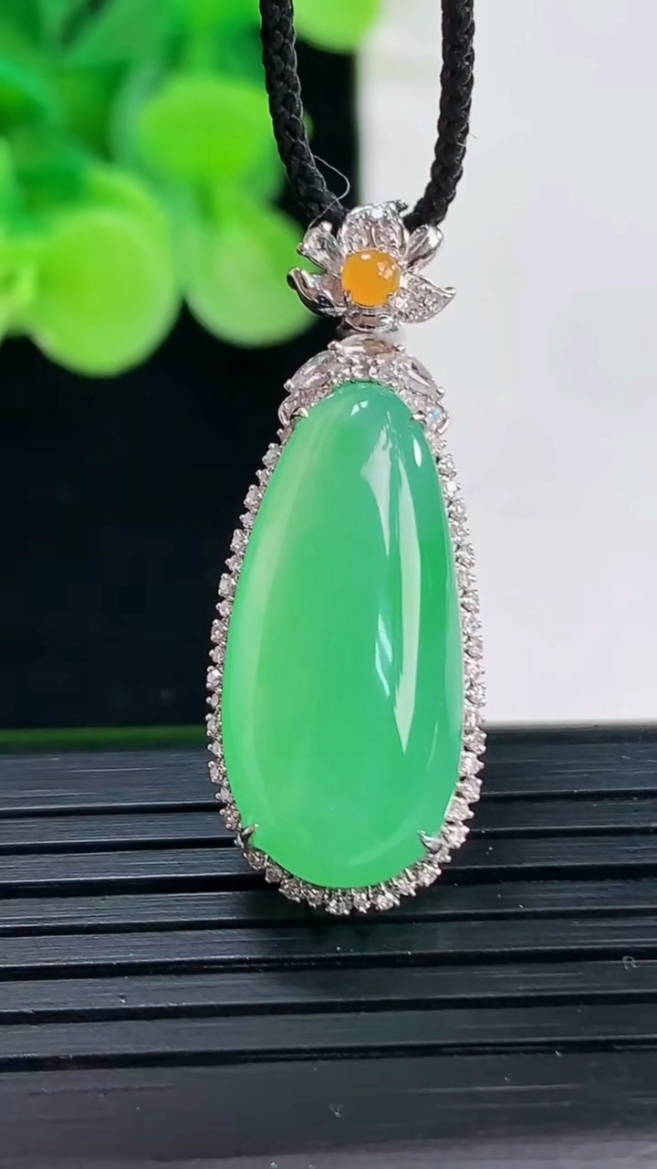 天然A货翡翠福瓜吊坠尺寸34-13-8.5裸石23.2-10.9重量:4.32g
4月7日