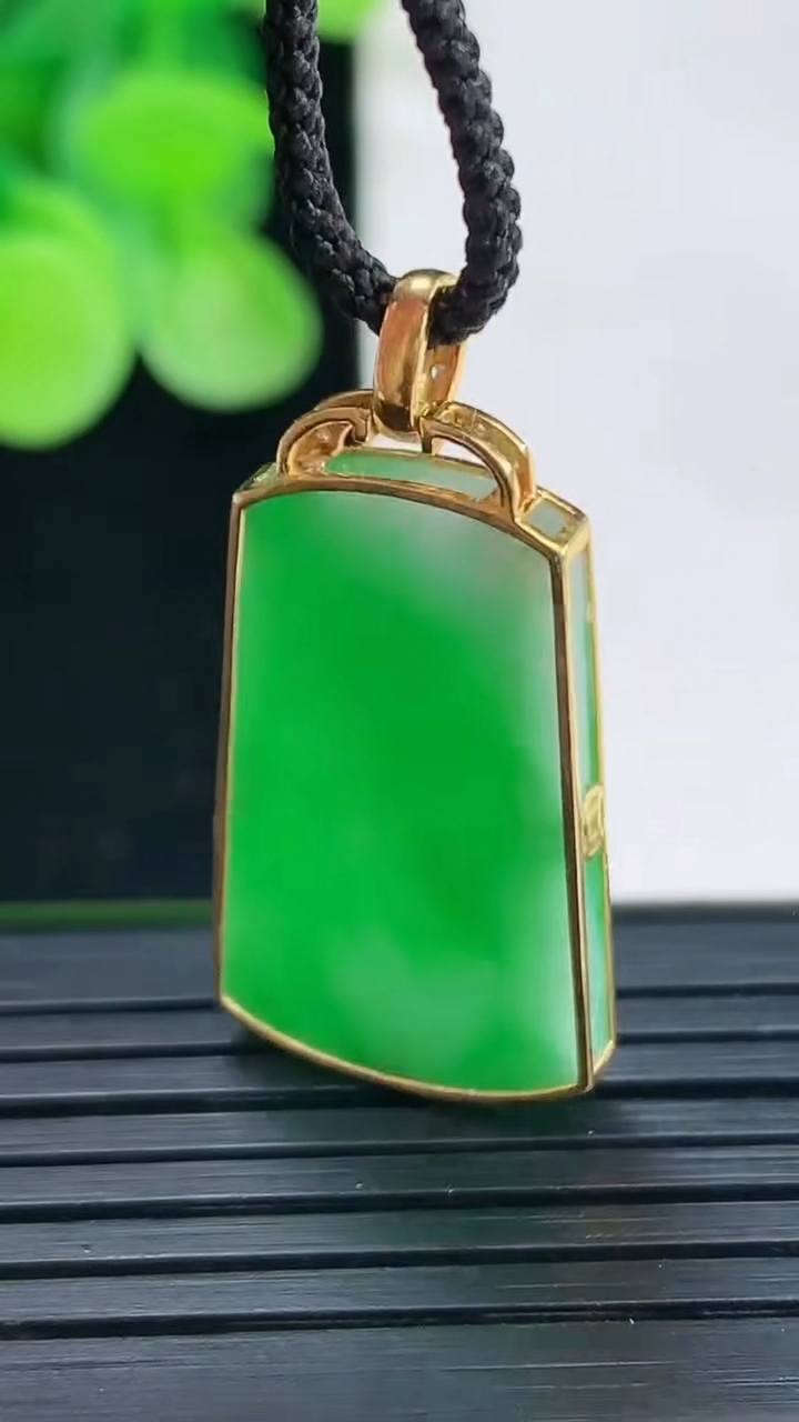 天然A货翡翠无事牌吊坠尺寸27.6-15.2-2.9重量:3.51g
4月7日