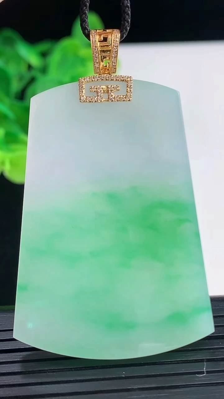 天然A货翡翠无事牌吊坠尺寸50.7-35.2-4.1重量:21.23g
4月7日