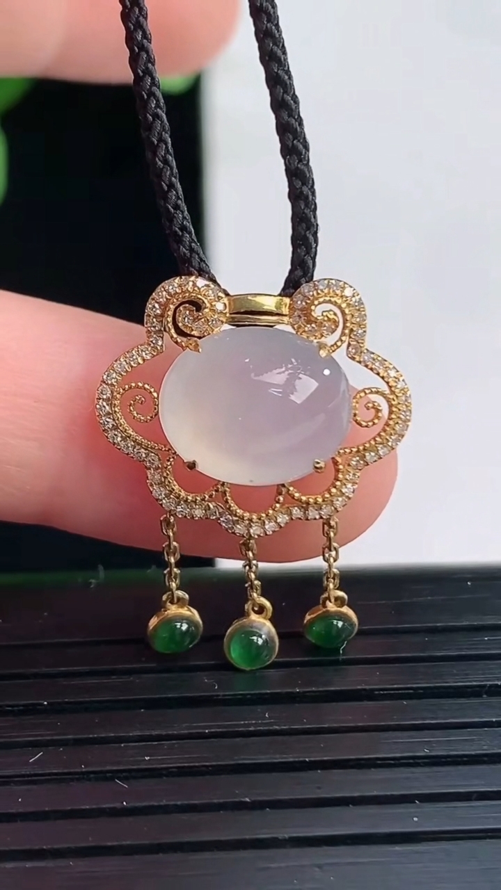 天然A货翡翠蛋面吊坠尺寸14.3-18-7.7裸石8.8-11重量:2.00g
4月7日