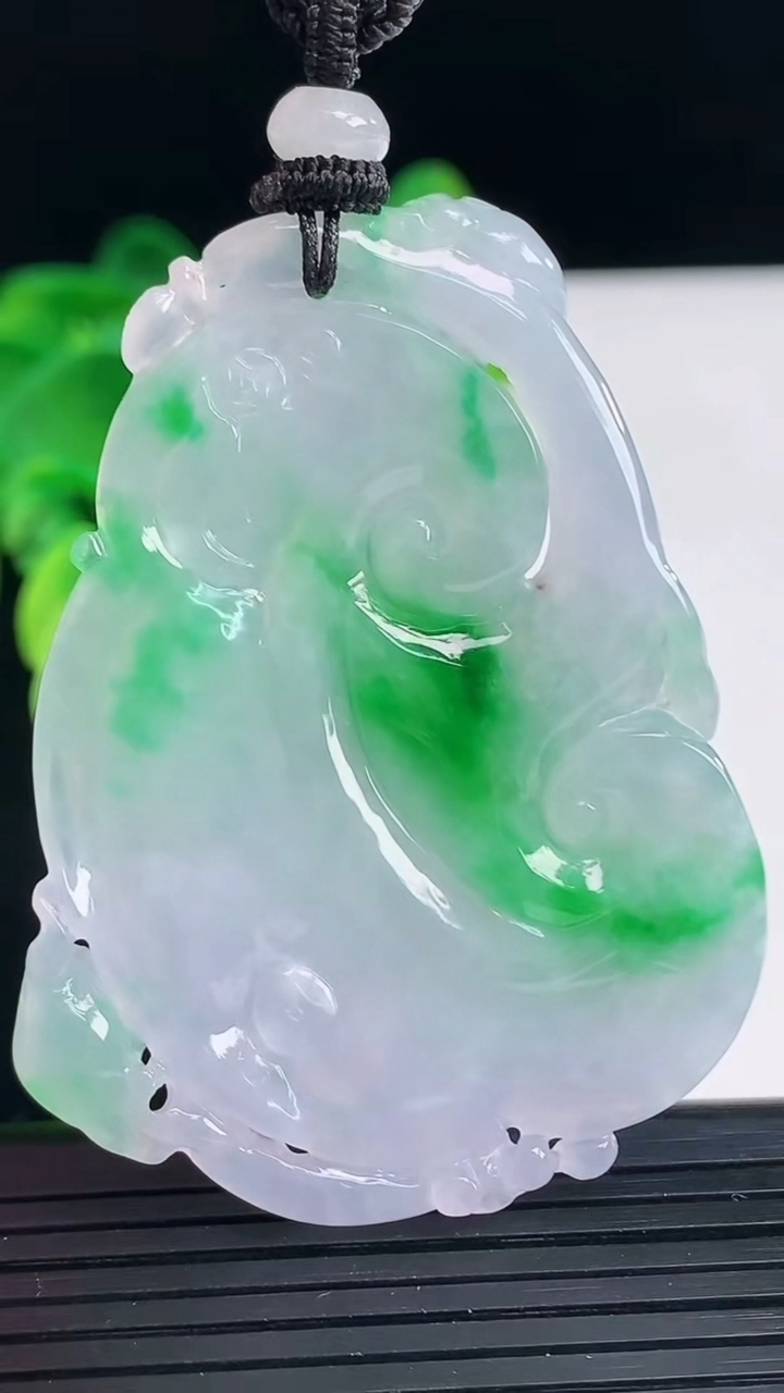 天然A货翡翠如意吊坠尺寸56.7-42.1-5重量:27.14g
4月7日