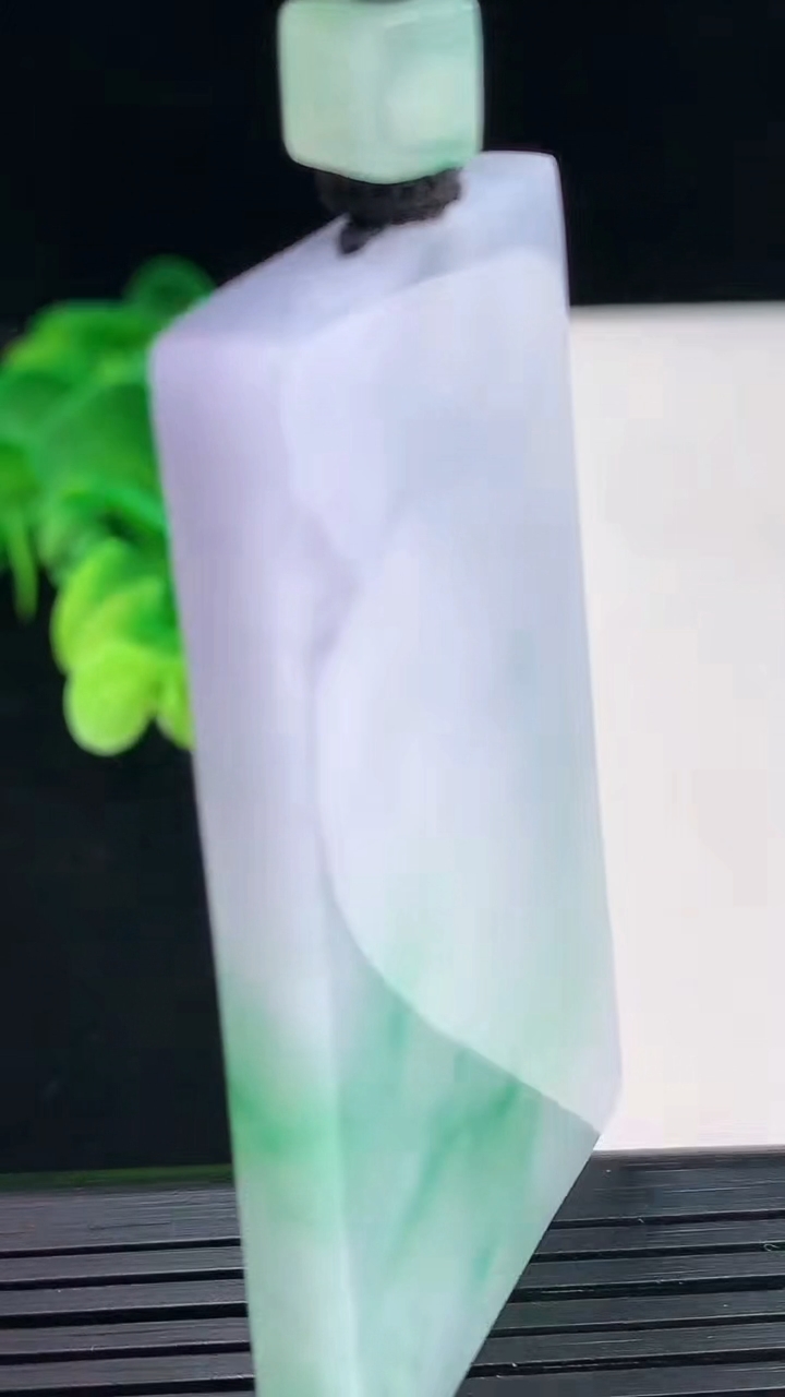 天然A货翡翠春带彩紫罗兰无事牌吊坠尺寸60-37.2-5.6重量:44.90g
4月7日