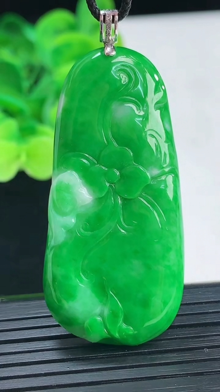 天然A货翡翠和和美美 荷花吊坠尺寸50-23.2-5重量:15.93g
4月7日