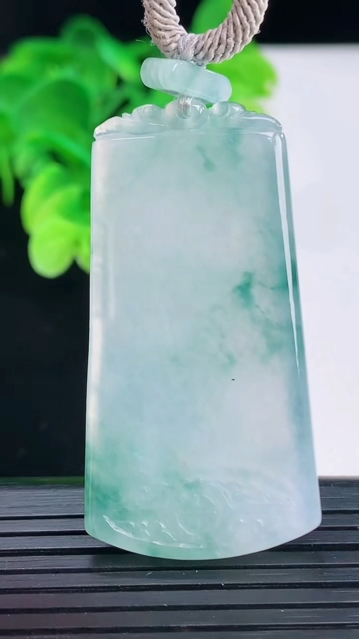 天然A货翡翠冰种飘花仿古无事牌吊坠尺寸49.5-25.3-4重量:18.38g
4月7日