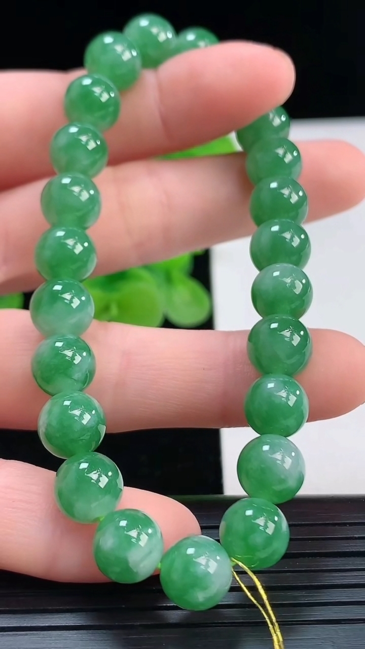天然A货翡翠圆珠手串尺寸8.1-23颗重量:24.32g4月7日
工厂直销收藏佳品,种好水足，色泽均匀，有种有色，上手高大气！