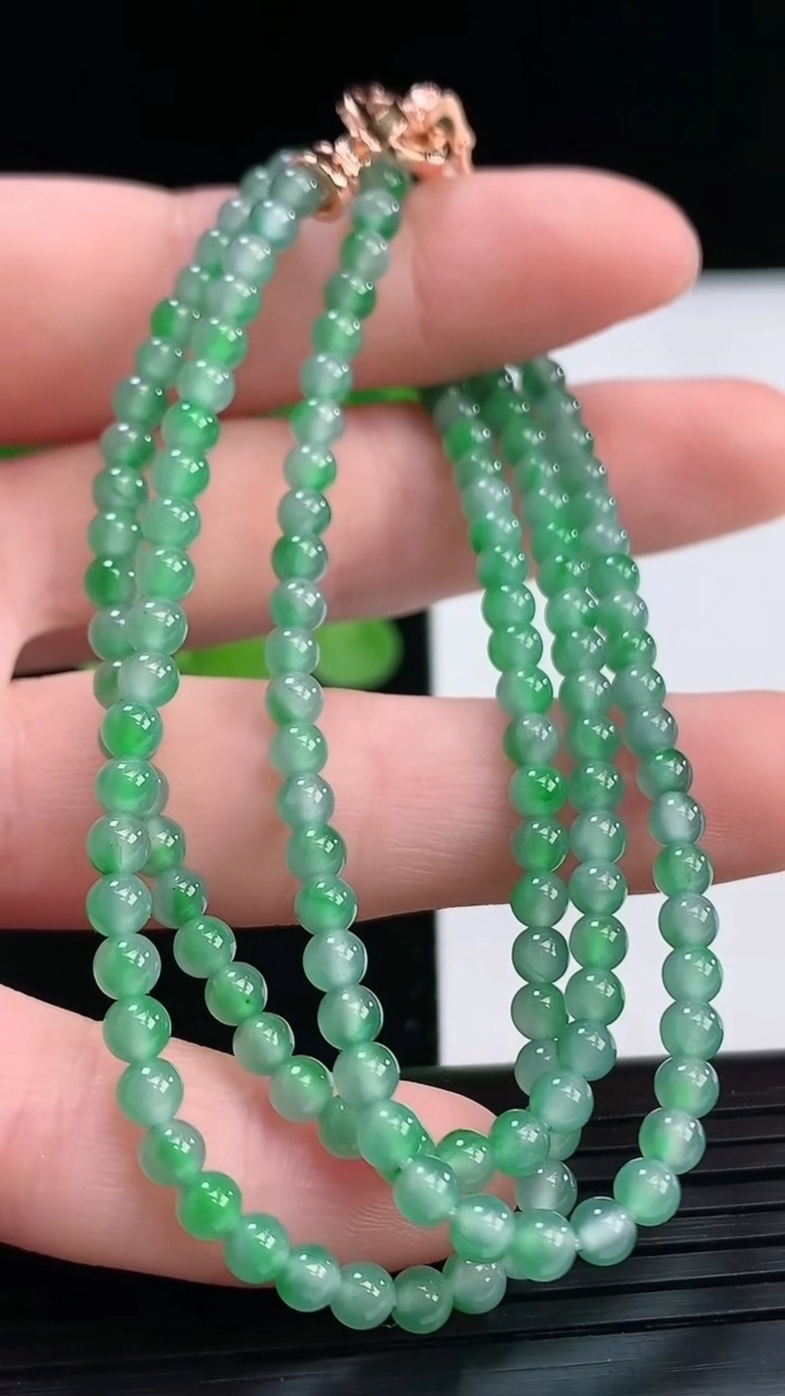天然A货翡翠小米珠项链尺寸3.4重量:13.17g
4月7日