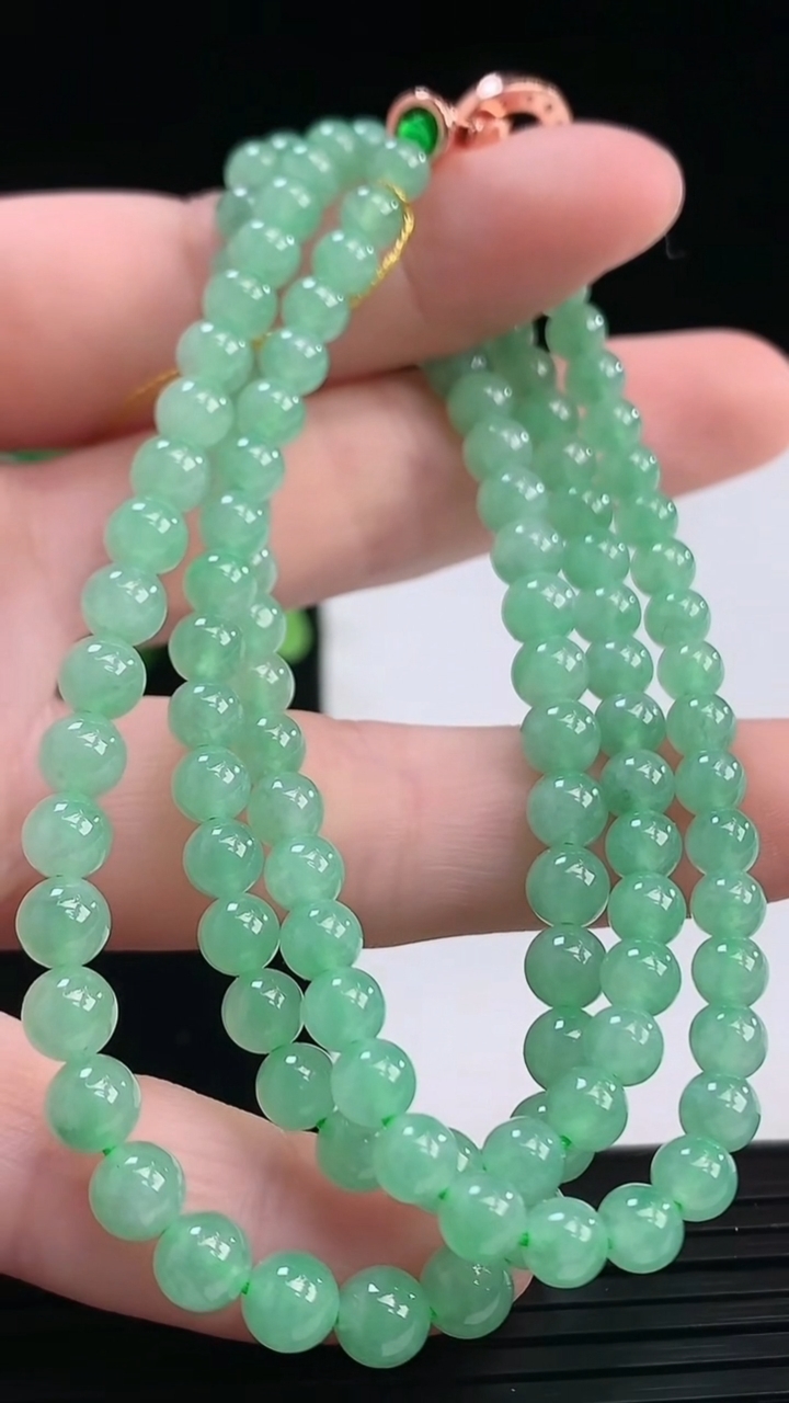 天然A货翡翠圆珠项链尺寸4.3-115颗重量:25.18g
4月7日