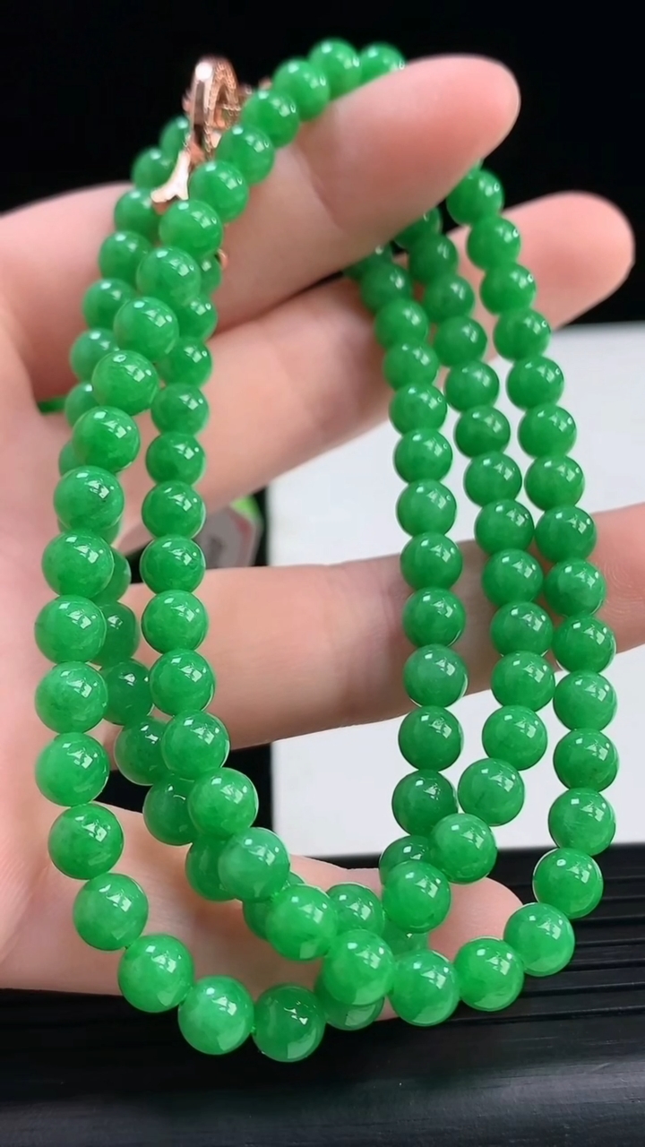 天然A货翡翠圆珠项链尺寸5.3-108颗重量:33.03g
4月7日