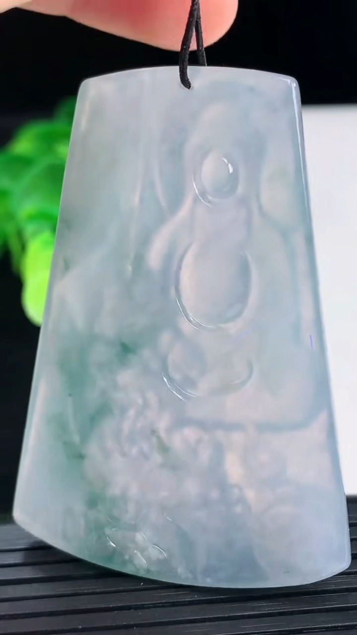 天然A货翡翠紫罗兰飘花文殊菩萨吊坠尺寸60.5-42.3-5.3重量:30.97g
4月7日