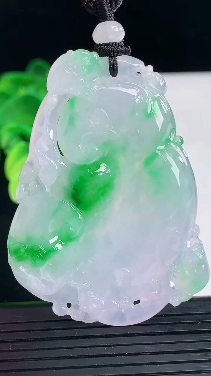 天然A货翡翠如意吊坠尺寸56.7-42.1-5重量:27.14g
4月7日