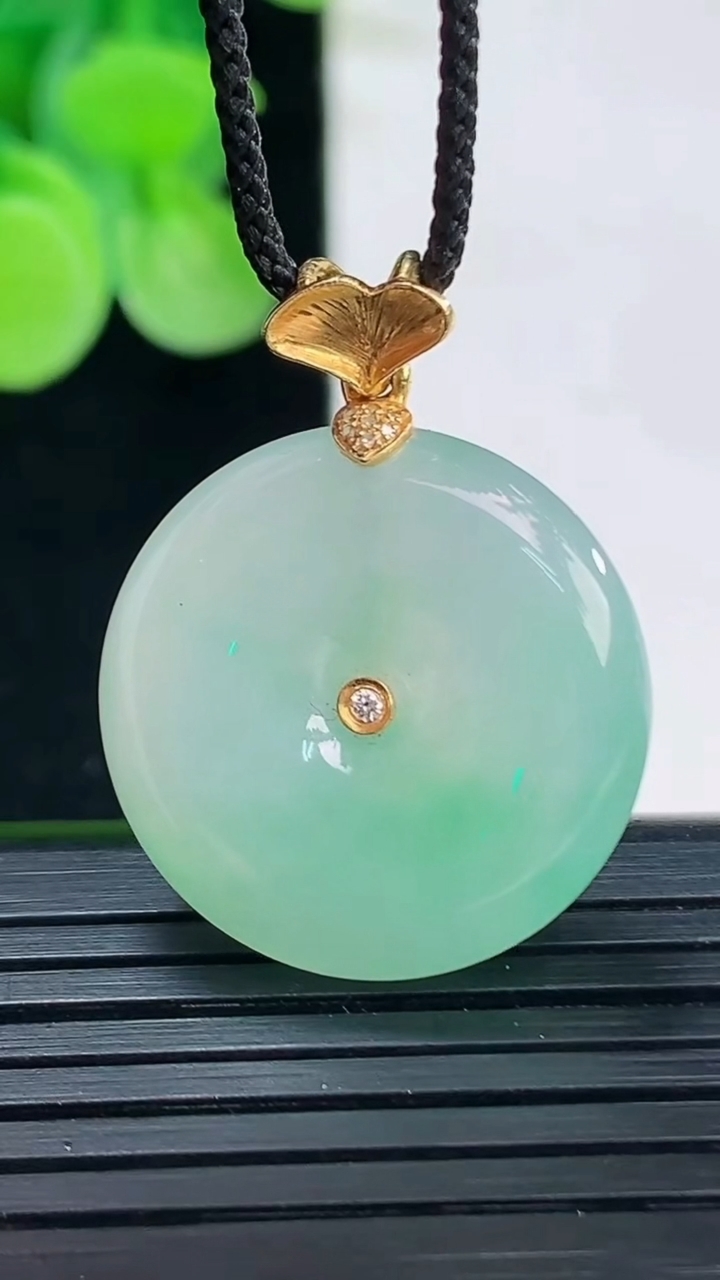 天然A货翡翠平安扣吊坠尺寸22.2-5.2重量:6.55g
4月7日