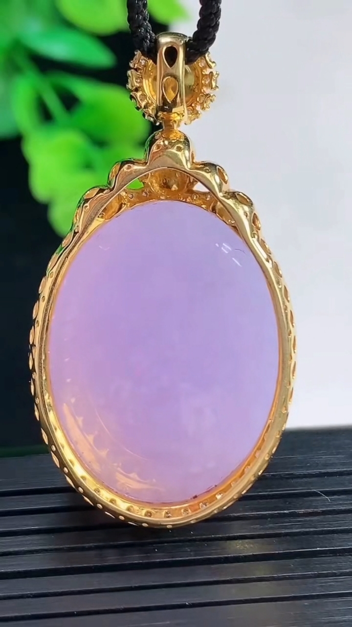 天然A货翡翠18K金紫罗兰蛋面吊坠尺寸46.3-25.5-17.1裸石29.1-22.3重量:19.54g
4月7日