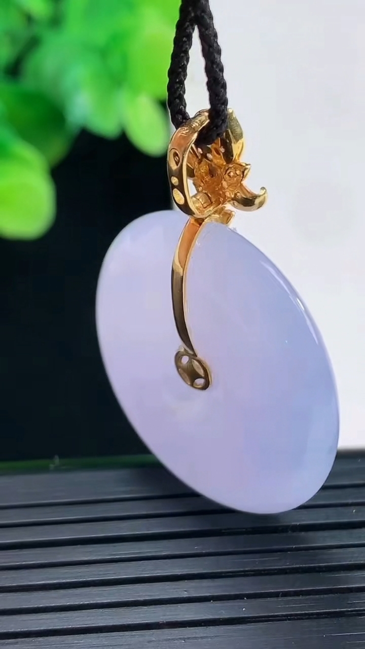 天然A货翡翠18K金紫罗兰平安扣吊坠尺寸40.4-30.6-6.7重量:14.62g
4月7日