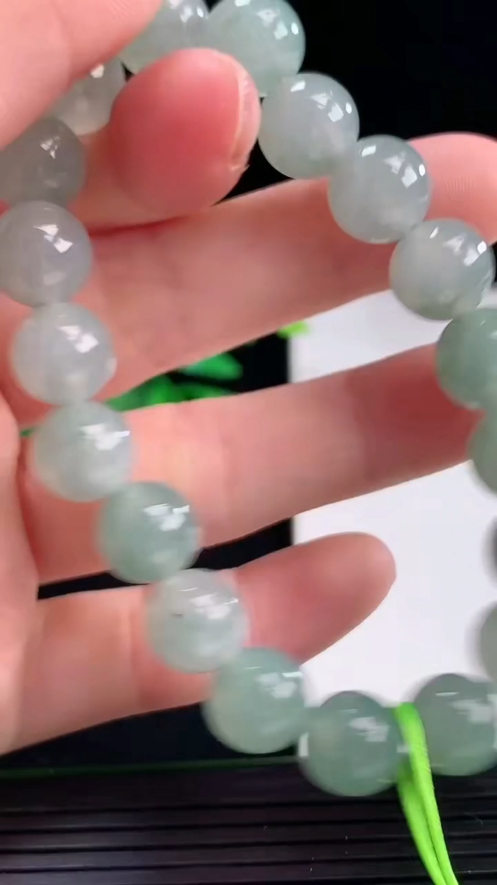 天然A货翡翠圆珠手串尺寸9.9-19颗重量:31.29g4月7日
工厂直销收藏佳品,种好水足，色泽均匀，有种有色，上手高大气！