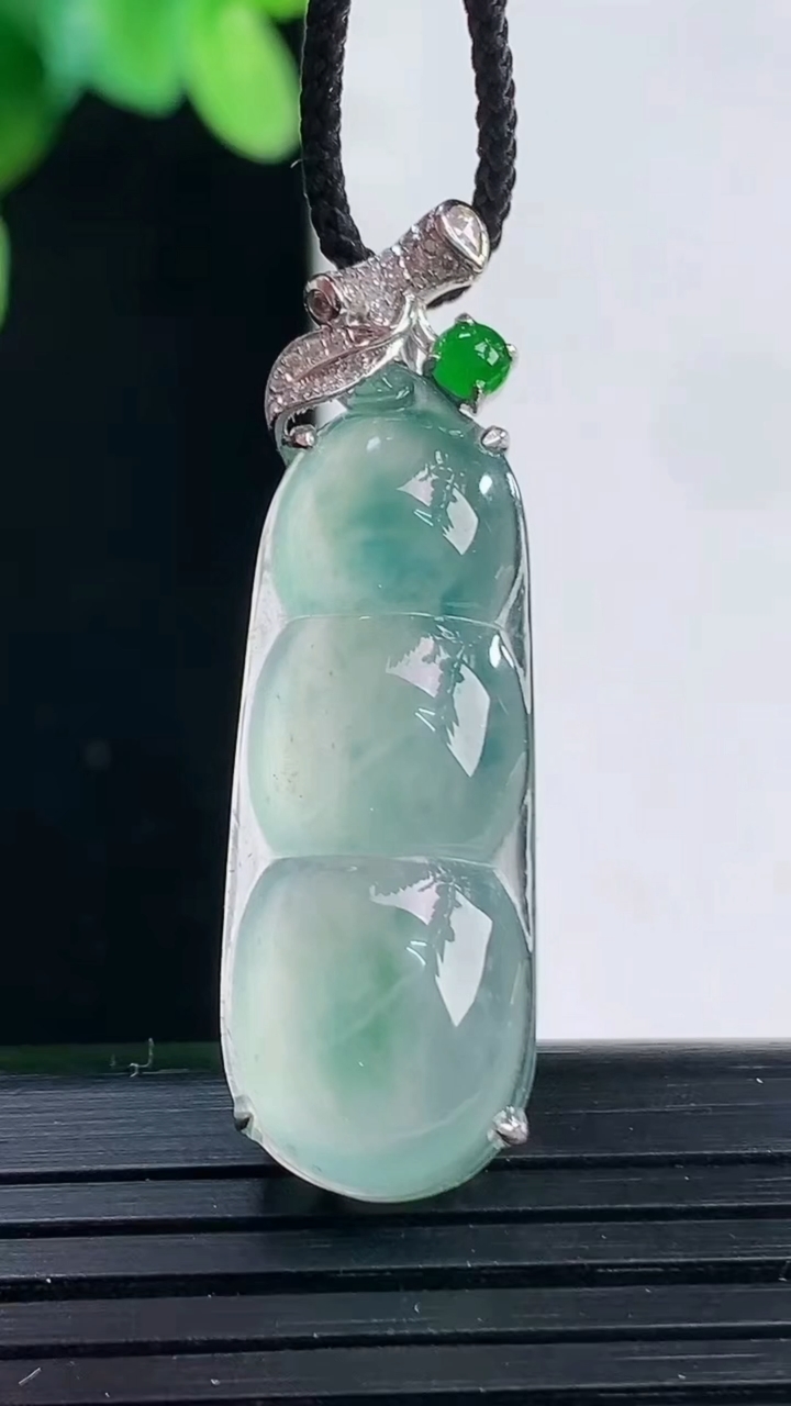 天然A货翡翠种飘花福豆吊坠尺寸35.4-14.4-7.7重量:4.50g
4月7日