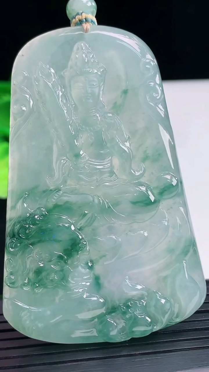 天然A货翡翠种飘花文殊菩萨吊坠尺寸68.7-44.2-6重量:45.99g
4月7日