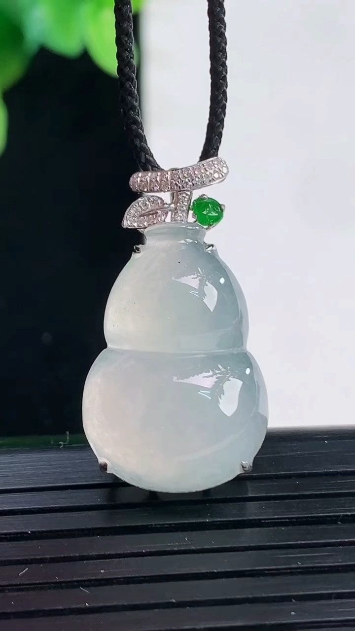 天然A货翡翠种白冰葫芦吊坠尺寸28.5-23.2-15.7-9.8重量:4.67g
4月7日