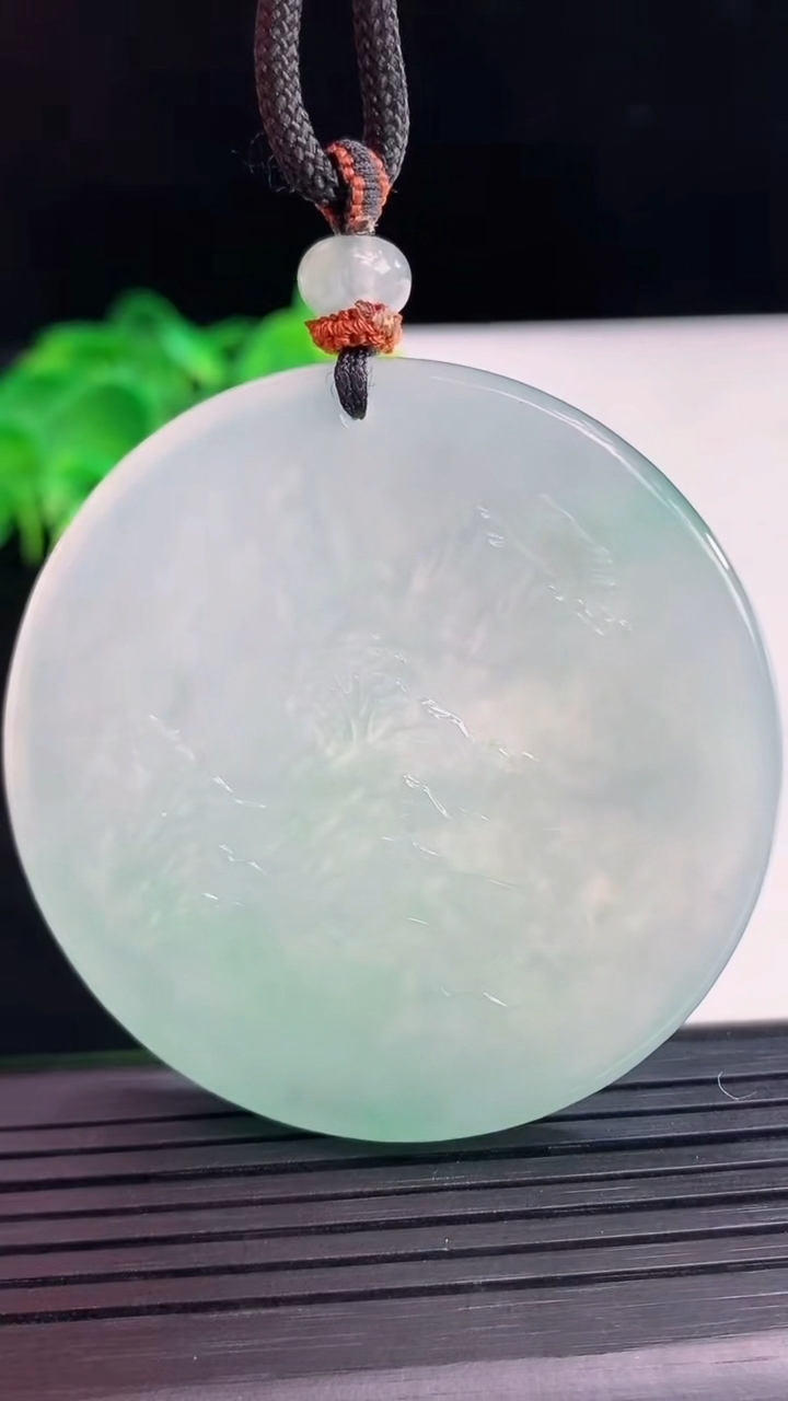 天然A货翡翠山水牌吊坠尺寸54.4-5.5重量:44.21g
4月7日