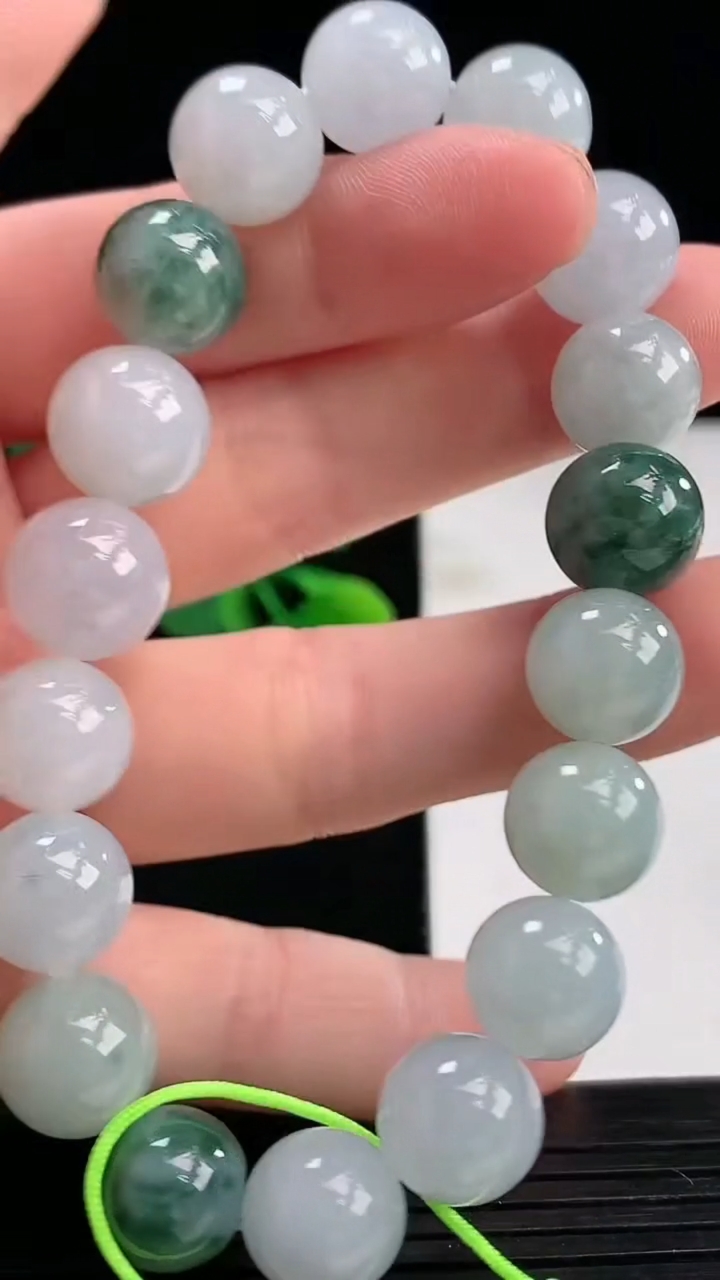 天然A货翡翠飘花圆珠手串尺寸10.6-18颗重量:40.21g4月7日
工厂直销收藏佳品,种好水足，色泽均匀，有种有色，上手高大气！
