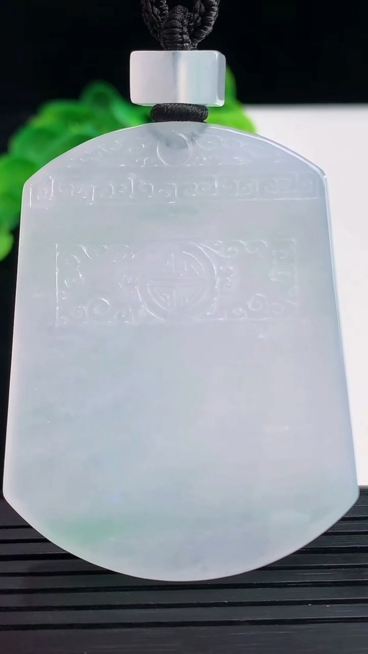 天然A货翡翠仿古无事牌吊坠尺寸55-42.6-5.2重量:41.38g
4月7日