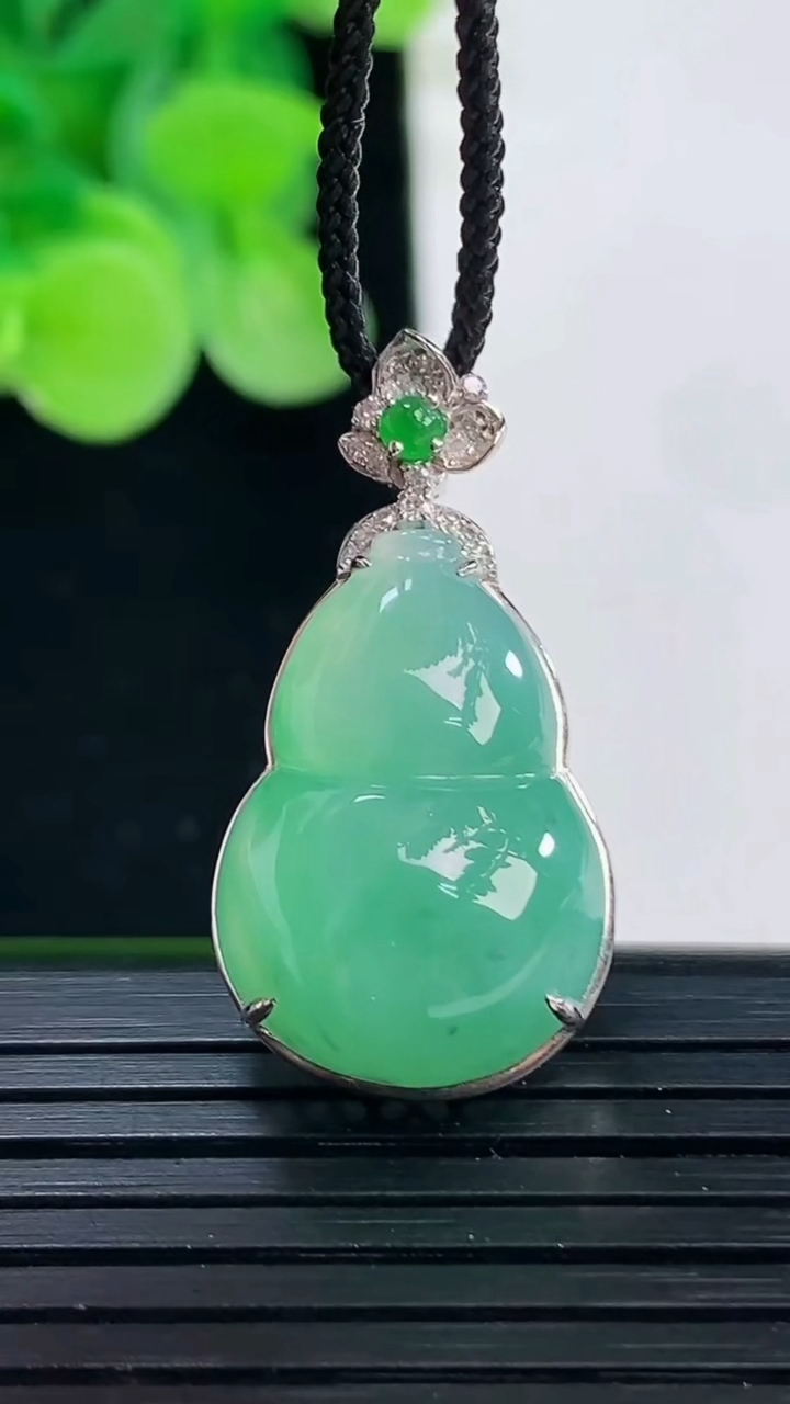 天然A货翡翠葫芦吊坠尺寸29.6-21-15.5-10重量:4.52g
4月7日