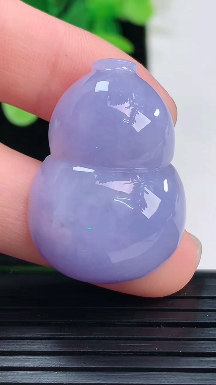 天然A货翡翠紫罗兰葫芦镶嵌件尺寸30.7-22-9.5重量:11.39g
4月7日