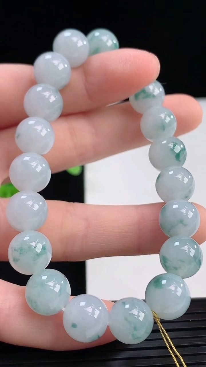 天然A货翡翠飘花圆珠手串尺寸10-19颗重量:34.15g4月7日
工厂直销收藏佳品,种好水足，色泽均匀，有种有色，上手高大气！