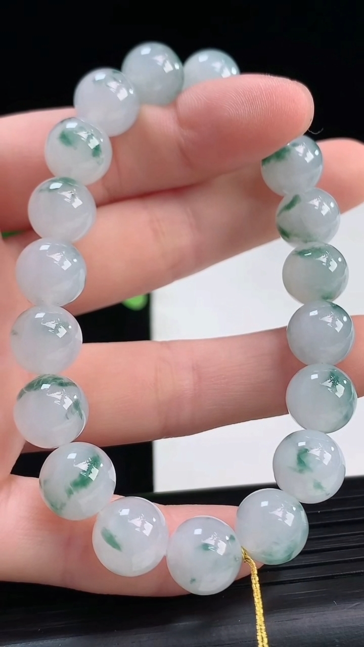 天然A货翡翠飘花圆珠手串尺寸9.8-19颗重量:32.79g4月7日
工厂直销收藏佳品,种好水足，色