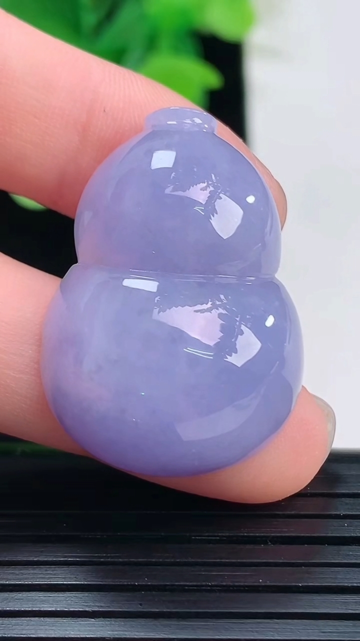 天然A货翡翠紫罗兰葫芦镶嵌件尺寸30.7-22-9.5重量:11.39g
4月7日