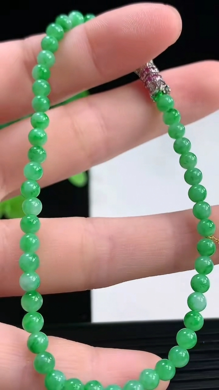 天然A货翡翠小米珠手串尺寸3.8-50颗重量:6.02g4月7日
工厂直销收藏佳品,种好水足，色泽均匀，有种有色，上手高大气！