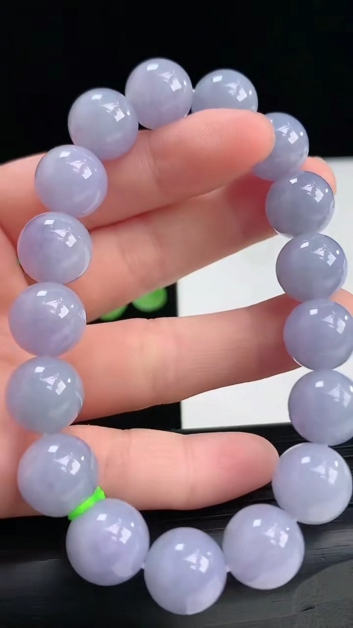 天然A货翡翠紫罗兰圆珠手串尺寸11.7-17颗重量:50.84g4月7日
工厂直销收藏佳品,种好水足，色泽均匀，有种有色，上手高大气！