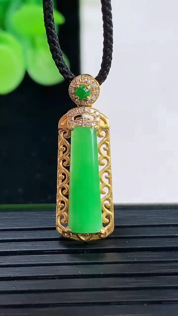 天然A货翡翠无事牌吊坠尺寸26.3-8.9-4.5裸石16.3-4.8重量:1.79g
4月7日