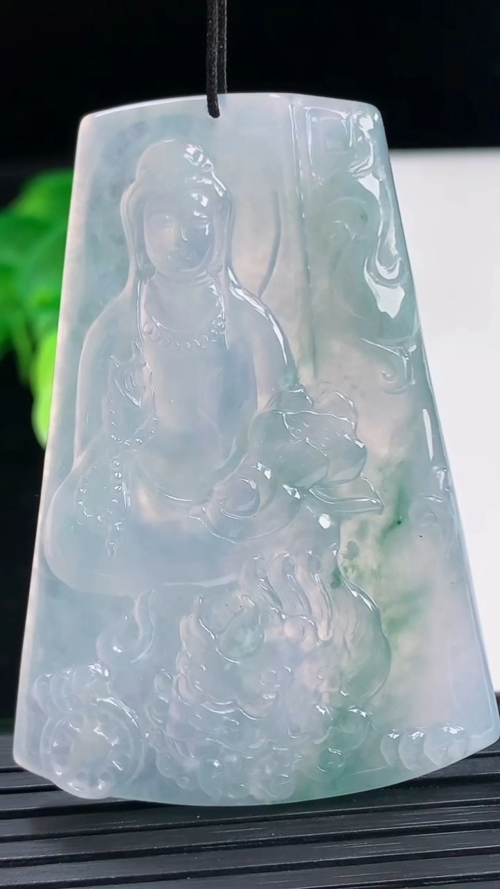 天然A货翡翠紫罗兰飘花文殊菩萨吊坠尺寸60.5-42.3-5.3重量:30.97g
4月7日