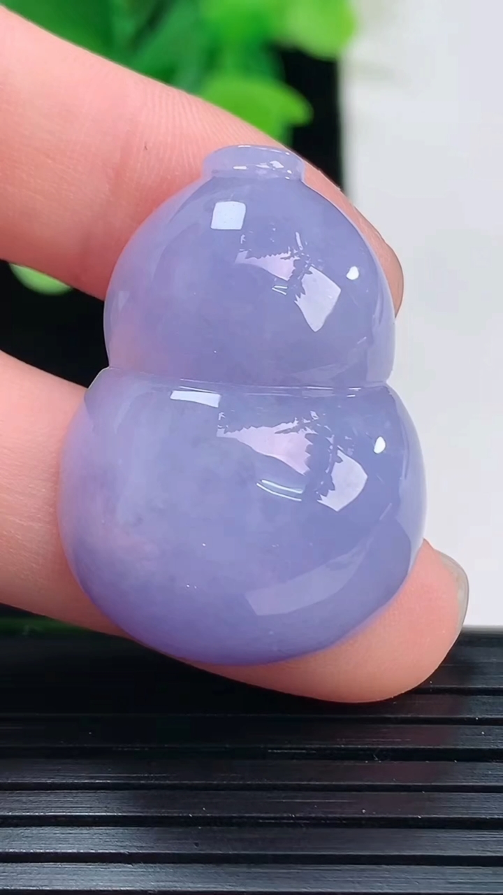 天然A货翡翠紫罗兰葫芦镶嵌件尺寸30.7-22-9.5重量:11.39g
4月7日