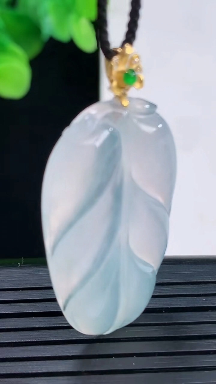 天然A货翡翠种白冰金枝玉叶 叶子吊坠尺寸42.8-21.5-4.2重量:7.05g
4月7日