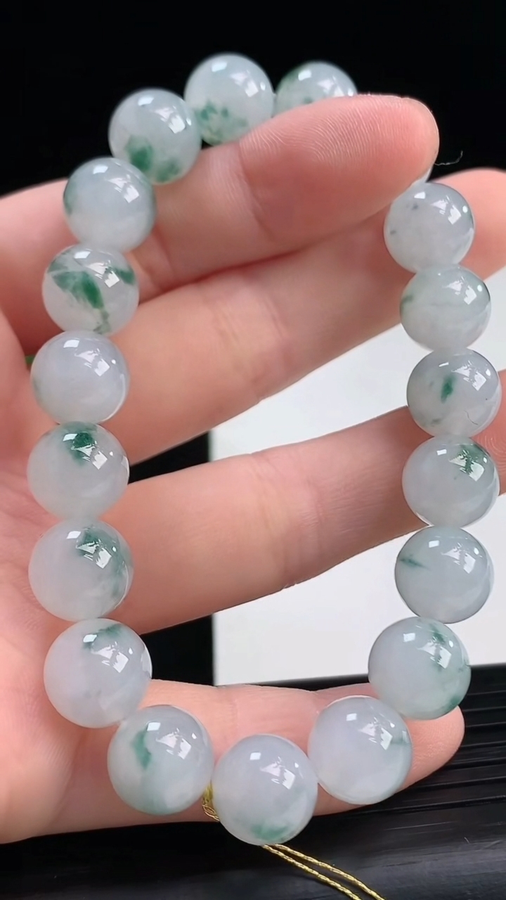 天然A货翡翠飘花圆珠手串尺寸9.8-19颗重量:32.79g4月7日
工厂直销收藏佳品,种好水足，色泽均匀，有种有色，上手高大气！