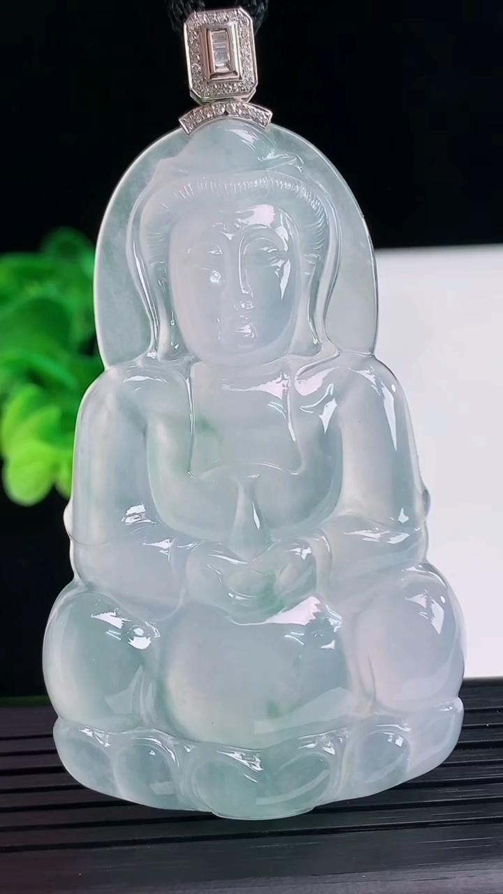 天然A货翡翠种飘花观音菩萨吊坠尺寸71.2-43.3-5.6重量:38.74g
4月7日