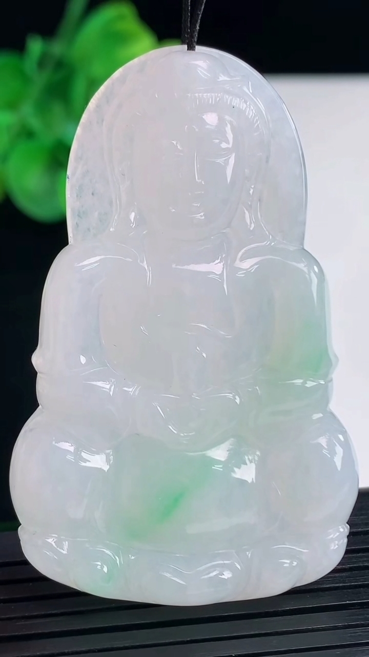 天然A货翡翠观音菩萨吊坠尺寸59.6-37.3-5.7重量:23.01g
4月7日
