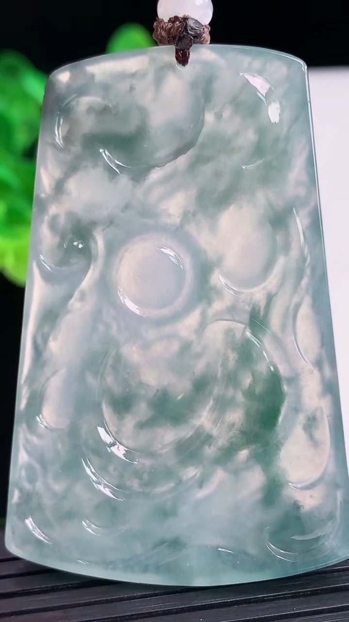 天然A货翡翠种飘花龙牌吊坠尺寸59.9-39.3-4.8重量:33.82g
4月7日