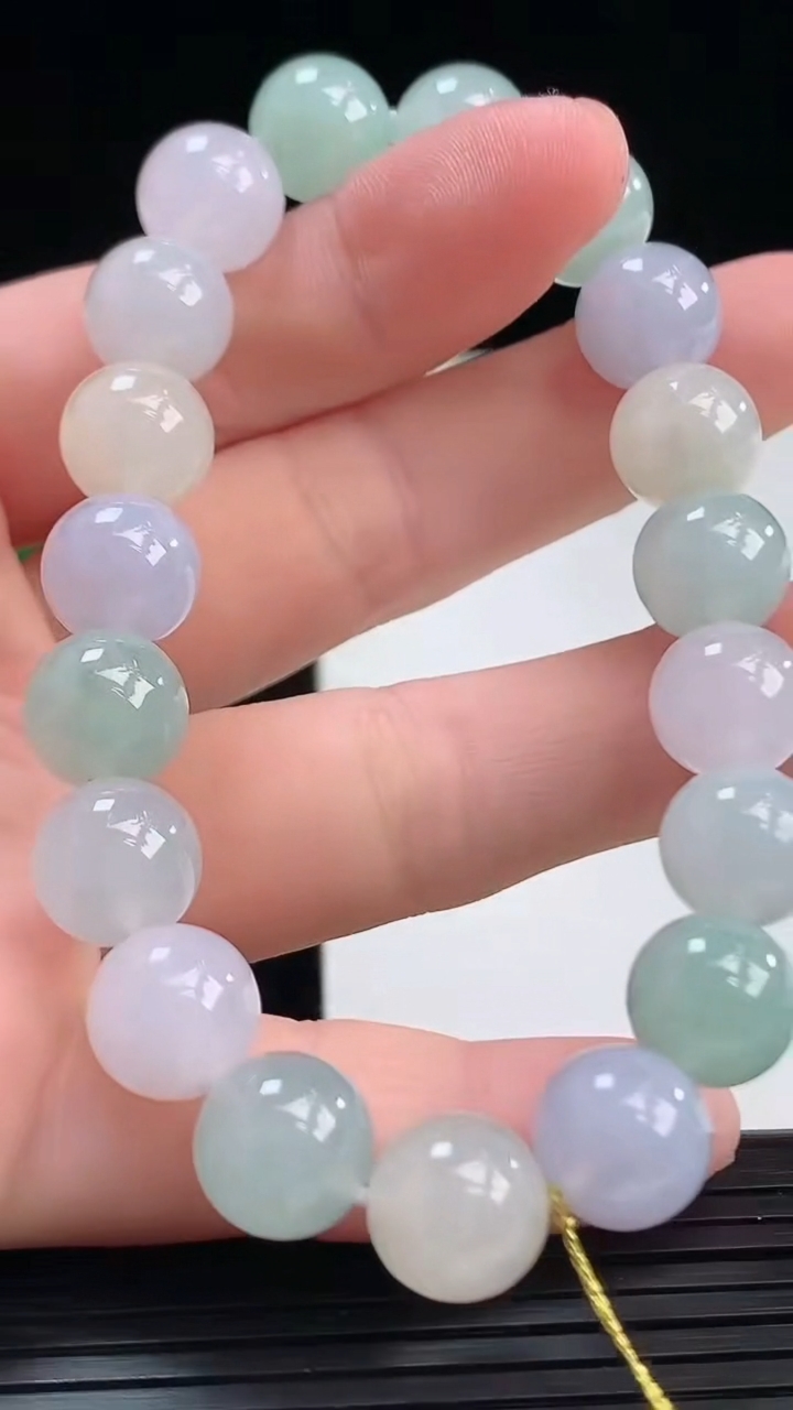 天然A货翡翠三彩圆珠手串尺寸9.7-19颗重量:32.52g4月7日
工厂直销收藏佳品,种好水足，色泽均匀，有种有色，上手高大气！