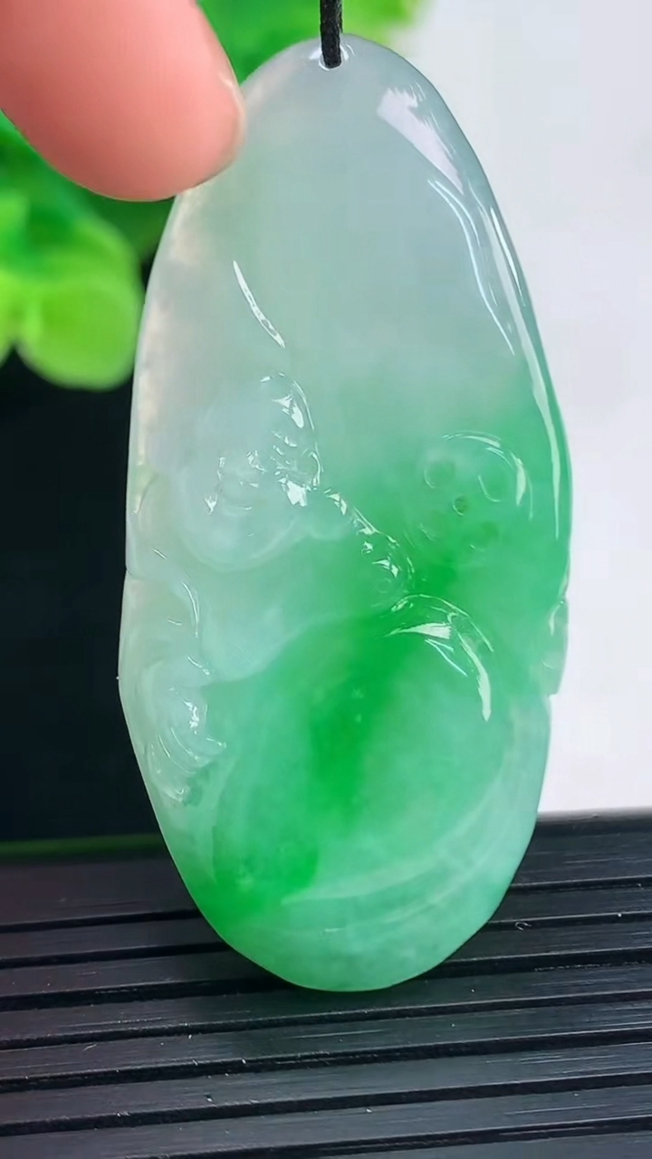 天然A货翡翠逍遥佛吊坠尺寸49.9-23.5-8.2重量:17.60g
4月7日