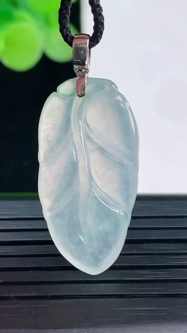 天然A货翡翠金枝玉叶 叶子吊坠尺寸28.9-15.2-3.4重量:4.29g
4月7日