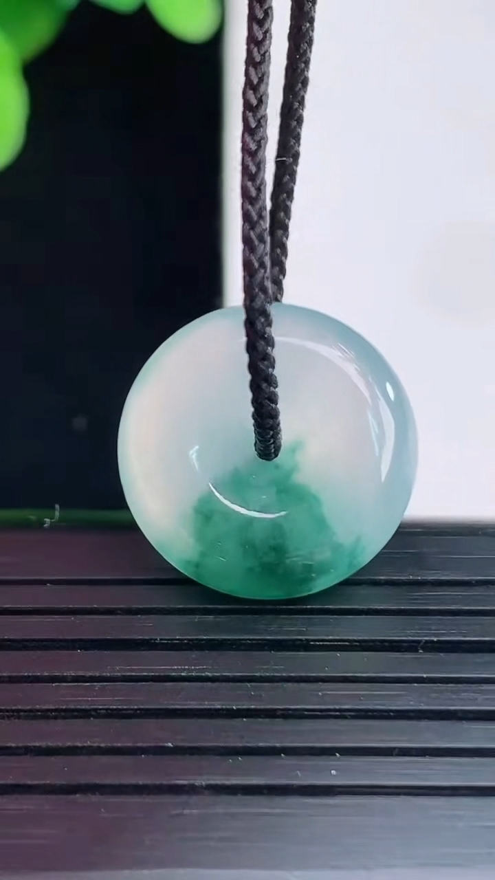 天然A货翡翠冰种飘花平安扣吊坠尺寸18.6-5.5重量:4.14g
4月7日