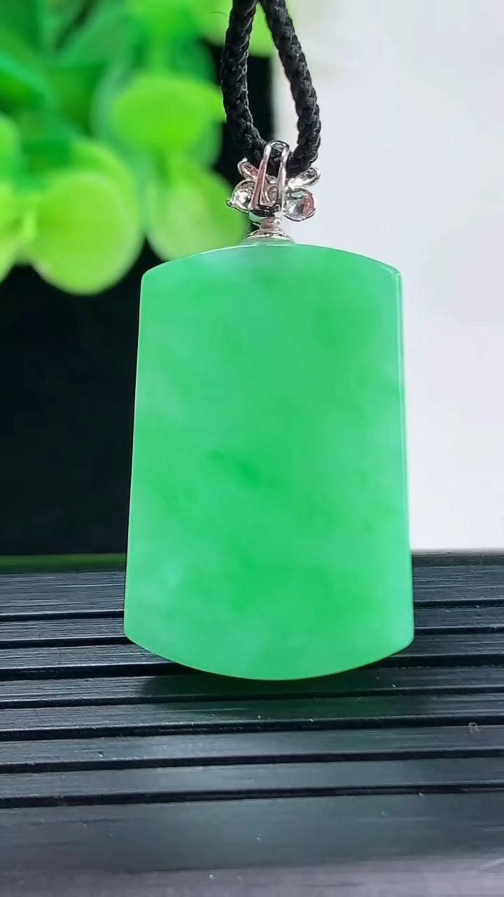 天然A货翡翠无事牌吊坠尺寸27-17.2-4.9重量:6.30g
4月7日