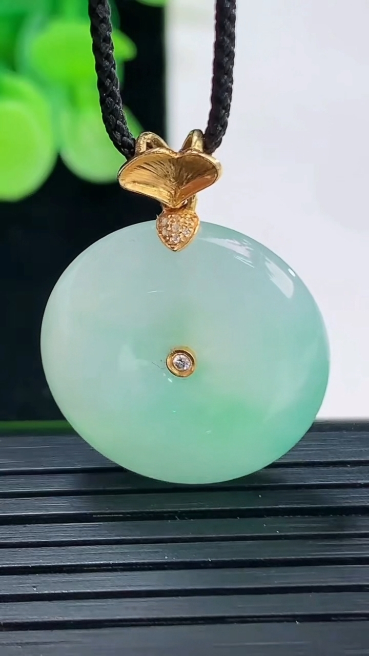 天然A货翡翠平安扣吊坠尺寸22.2-5.2重量:6.55g
4月7日