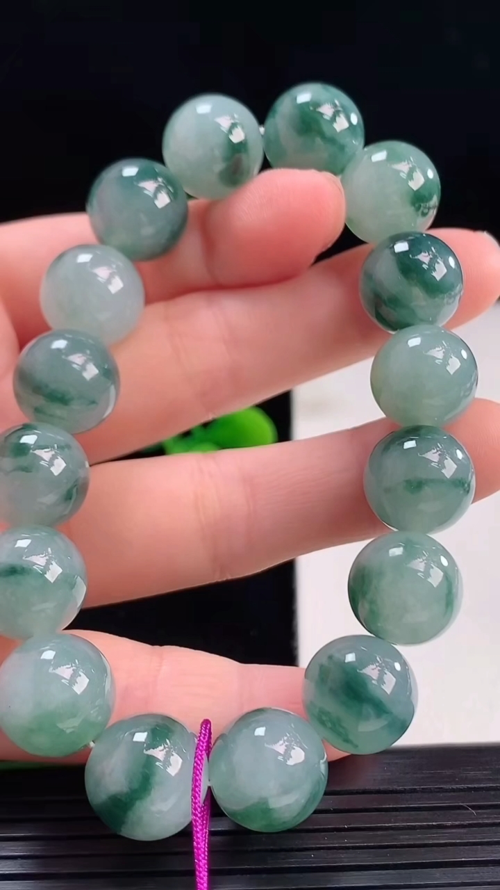 天然A货翡翠飘花圆珠手串尺寸12.3-16颗重量:52.11g4月7日
工厂直销收藏佳品,种好水足，色泽均匀，有种有色，上手高大气！