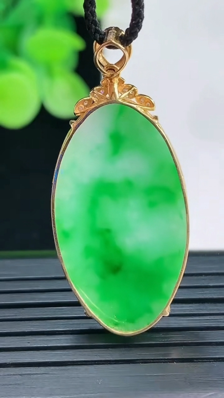 天然A货翡翠无事牌吊坠尺寸39.8-17.8-3.7重量:3.56g
4月7日